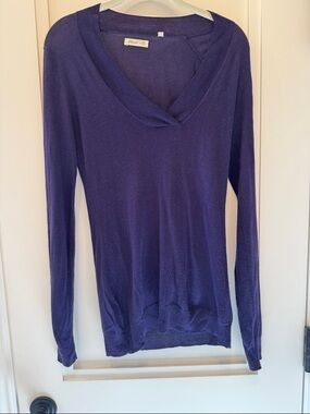 Martin + Osa LONG SLEEVE, V-Neck elegant and understated color purple.